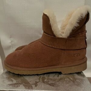 Women’s size 8.5 UGG bootie. Like new condition